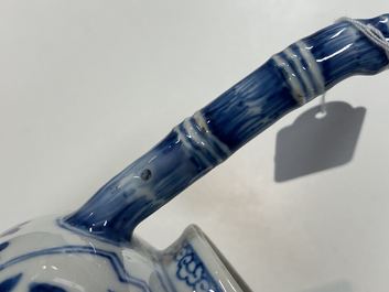 Een Chinese blauw-witte theepot met bamboevormige tuit en handvat, Kangxi