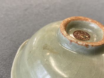 Een Chinese Longquan celadon kom met een schildpad in een lotus, Song/Yuan