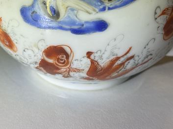 Une th&eacute;i&egrave;re couverte en porcelaine de Chine &agrave; d&eacute;cor de carpes et d'une grue, Yongzheng