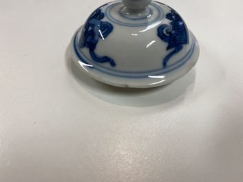 Een Chinese blauw-witte theepot met bamboevormige tuit en handvat, Kangxi