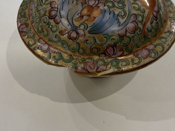 Deux vases en porcelaine de Chine famille rose de Canton, 19&egrave;me