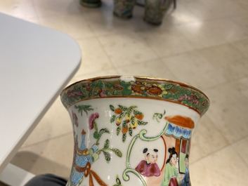 Deux vases en porcelaine de Chine famille rose de Canton, 19&egrave;me