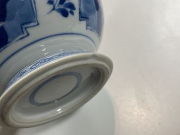 Une th&eacute;i&egrave;re couverte en porcelaine de Chine en bleu et blanc, Kangxi