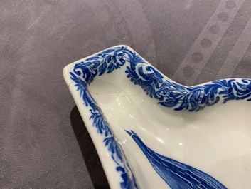 Une paire de coupes en fa&iuml;ence de Delft en bleu et blanc &agrave; d&eacute;cor d'une fleur d'oeillet, 18&egrave;me