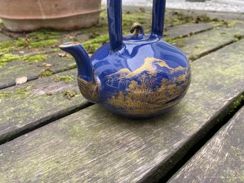 Une th&eacute;i&egrave;re en porcelaine de Chine &agrave; d&eacute;cor dor&eacute; sur fond bleu, marque et &eacute;poque de Qianlong