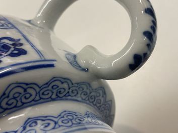 Een paar Chinese blauw-witte theepotten met antiquiteiten, Kangxi