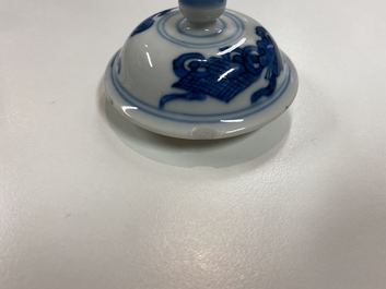 Een Chinese blauw-witte theepot met bamboevormige tuit en handvat, Kangxi