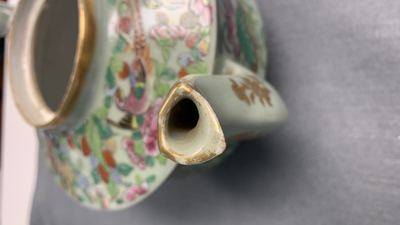 Un service &agrave; th&eacute; en porcelaine de Chine famille rose de Canton &agrave; fond c&eacute;ladon, 19&egrave;me