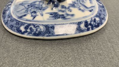 Een uitgebreid Chinees blauw-wit servies met jachtdecor, 18/19e eeuw