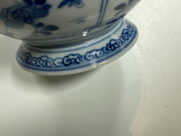 Een Chinese blauw-witte theepot met bamboevormige tuit en handvat, Kangxi