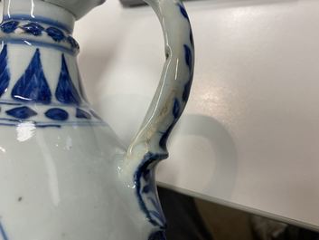 Une verseuse de type 'aftaba' en porcelaine de Chine en bleu et blanc pour le march&eacute; islamique, Kangxi