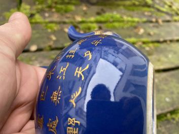 Een Chinese monochrome blauwe theepot met verguld decor, Qianlong merk en periode