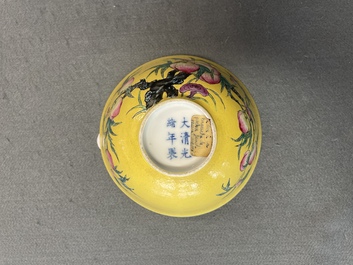 Een Chinese kom met negen perziken decor op gele fondkleur, Guangxu merk en periode