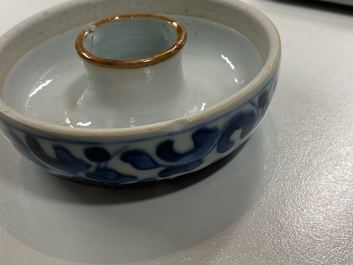 Un lave-pinceaux en deux pi&egrave;ces en porcelaine de Chine en bleu et blanc, Kangxi