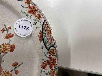 Une assiette en fa&iuml;ence de Delft petit feu &agrave; d&eacute;cor floral de style chinoiserie, 18&egrave;me