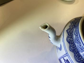 Une paire de th&eacute;i&egrave;res en porcelaine de Chine en bleu et blanc &agrave; d&eacute;cor d'antiquit&eacute;s, Kangxi