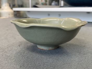 Een Chinese Longquan celadon kom met een schildpad in een lotus, Song/Yuan