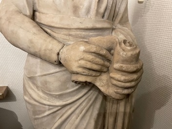 Een Romeinse marmeren figuur van een filosoof met perkamentrol, ca. 2e eeuw