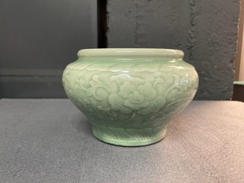 Une jarre en porcelaine de Chine c&eacute;ladon monochrome &agrave; d&eacute;cor floral, marque de Chenghua, Qianlong