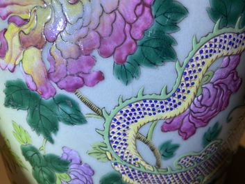 Une paire de vases en porcelaine de Chine famille rose &agrave; d&eacute;cor de dragons, 19&egrave;me