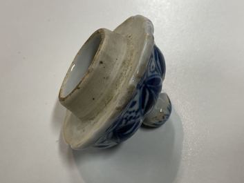 Een hoge Chinese blauw-witte theepot met deksel, Kangxi