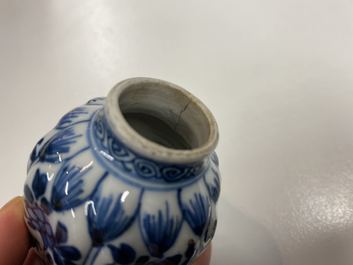 Une collection de vases en porcelaine de Chine en bleu et blanc, Kangxi