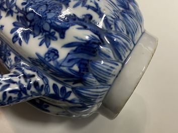 Een hoge Chinese blauw-witte theepot met deksel, Kangxi