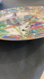 Douze assiettes en porcelaine de Chine famille rose de Canton, 19&egrave;me