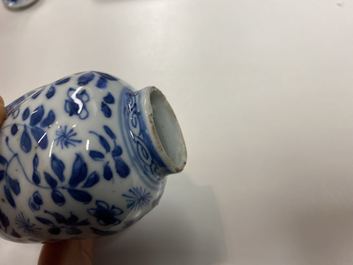 Une collection de vases en porcelaine de Chine en bleu et blanc, Kangxi