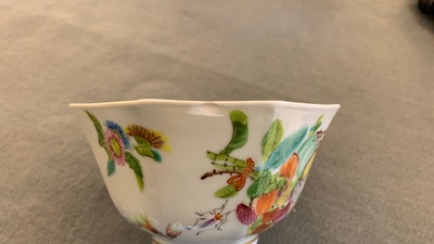 Cinq tasses et soucoupes en porcelaine de Chine famille rose &agrave; d&eacute;cor de papillons, 19&egrave;me