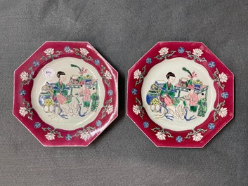 Een paar Chinese octagonale famille rose borden met robijnrode rand, Yongzheng
