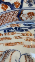 Un plat en porcelaine de Chine de style Imari &agrave; d&eacute;cor de sc&egrave;nes du 'Xi Xiang Ji', Kangxi