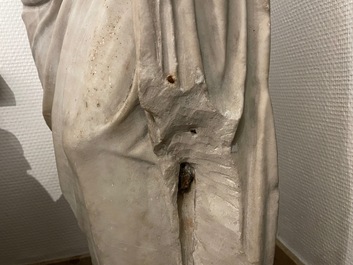 Une figure romaine en marbre figurant un philosophe au rouleau de parchemin, ca. 2&egrave;me si&egrave;cle