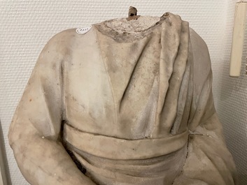 Een Romeinse marmeren figuur van een filosoof met perkamentrol, ca. 2e eeuw