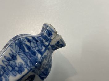 Une collection de vases en porcelaine de Chine en bleu et blanc, Kangxi