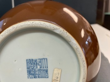 Un vase de forme double gourde en porcelaine de Chine brun monochrome, marque de Qianlong, 18/19&egrave;me