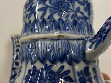 Een hoge Chinese blauw-witte theepot met deksel, Kangxi