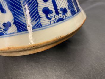 Un vase en porcelaine de Chine en bleu et blanc &agrave; d&eacute;cor de prunus, 19&egrave;me