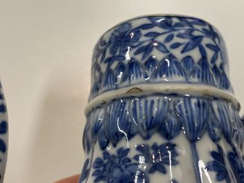 Een hoge Chinese blauw-witte theepot met deksel, Kangxi