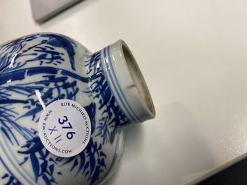 Une collection de vases en porcelaine de Chine en bleu et blanc, Kangxi