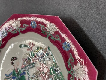 Une paire d'assiettes de forme octagonale en porcelaine de Chine famille rose, Yongzheng