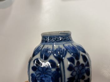 Une collection de vases en porcelaine de Chine en bleu et blanc, Kangxi