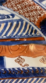 Un plat en porcelaine de Chine de style Imari &agrave; d&eacute;cor de sc&egrave;nes du 'Xi Xiang Ji', Kangxi