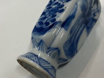 Une collection de vases en porcelaine de Chine en bleu et blanc, Kangxi