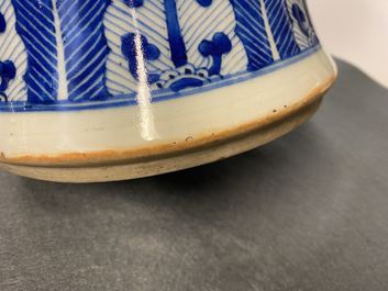 Un vase en porcelaine de Chine en bleu et blanc &agrave; d&eacute;cor de prunus, 19&egrave;me