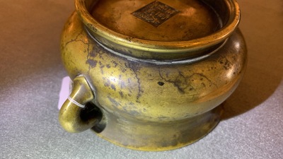 Un br&ucirc;le-parfum en bronze, marque de Xuande, Qing