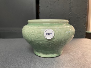 Une jarre en porcelaine de Chine c&eacute;ladon monochrome &agrave; d&eacute;cor floral, marque de Chenghua, Qianlong