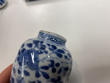 Une collection de vases en porcelaine de Chine en bleu et blanc, Kangxi