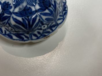 Een hoge Chinese blauw-witte theepot met deksel, Kangxi