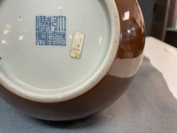 Een Chinese monochrome bruine kalebasvaas, Qianlong merk, 18/19e eeuw
